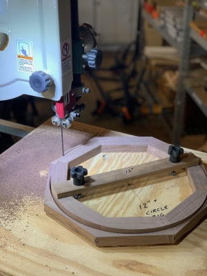Rough-trimming the outside diameter of a rim layer with the bandsaw